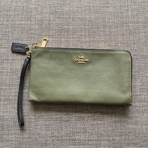 Coach Wristlet Pebbled Leather F77869